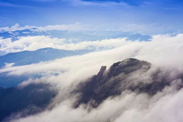 Nuvole Pioggia Nebbia Nella Montagna Ceahlu Romania — Foto Stock