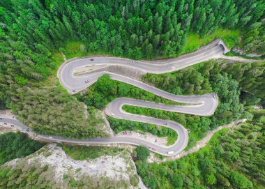 eğri yol araba ve güzel orman manzara ile. Bicaz boğaz, Romanya. Drone üzerinden havadan görünümü