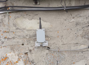 küçük verici veya alıcı sıklık duvardaki