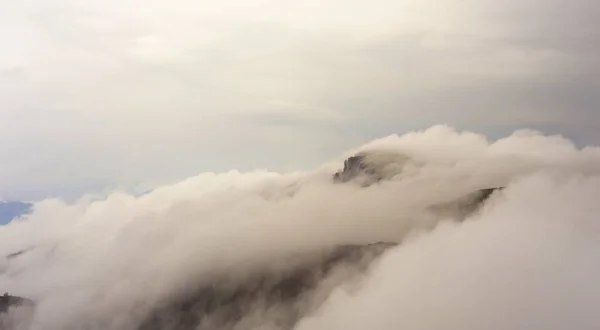 Nuvole Pioggia Nebbia Nella Montagna Ceahlu Romania — Foto Stock