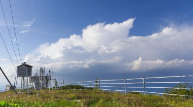 Hava durumu istasyonunun dağlarda. fırtına bulutları içinde geçmiş, Romanya