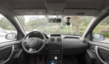 Piatra Neamt, Romanya - 18 Temmuz 2018: Dacia Duster jip araba, geniş görüş içinin.