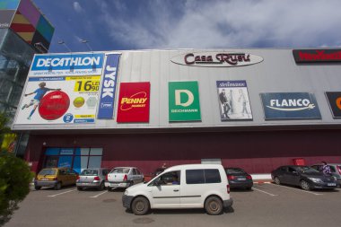 Piatra Neamt, Romanya - 18 Temmuz 2018: alışveriş merkezi ile birçok mağaza bina dış görünümünü