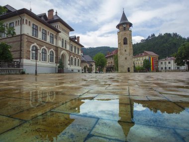 Romanya'da Piatra Neamt şehir merkezi. Yağmur sonra geniş görüş