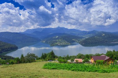güzel Bicaz Gölü ve kırsal manzara, Romanya.