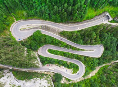eğri yol araba ve güzel orman manzara ile. Bicaz boğaz, Romanya. Drone üzerinden havadan görünümü