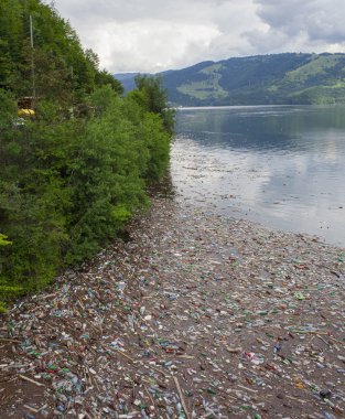 Göl kirliliği plastik torba ve zehirli atık su ile