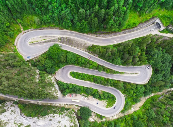 eğri yol araba ve güzel orman manzara ile. Bicaz boğaz, Romanya. Drone üzerinden havadan görünümü