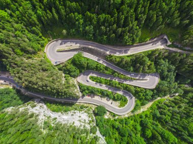eğri yol araba ve güzel orman manzara ile. Bicaz boğaz, Romanya. Drone üzerinden havadan görünümü