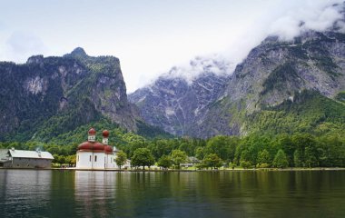 Bavaria, Almanya için Aziz Bartholomew Kilisesi. Konigssee Gölü'nden görüntülemek