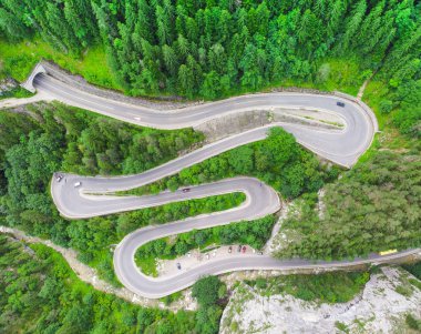 eğri yol araba ve güzel orman manzara ile. Bicaz boğaz, Romanya. Drone üzerinden havadan görünümü