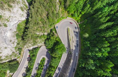 eğri yol araba ve güzel orman manzara ile. Bicaz boğaz, Romanya. Drone üzerinden havadan görünümü