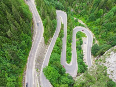 eğri yol araba ve güzel orman manzara ile. Bicaz boğaz, Romanya. Drone üzerinden havadan görünümü