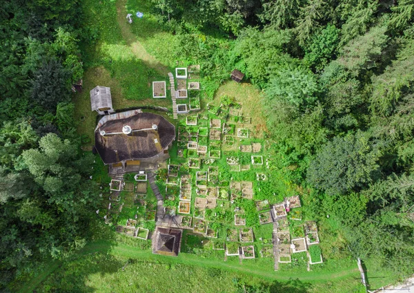 Pandangan Udara Terhadap Gereja Poiana Largului Rumania Kuburan Dan Hutan — Stok Foto