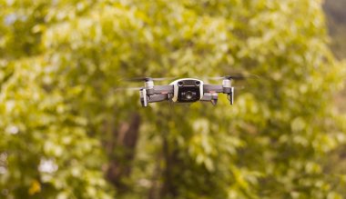 hobi drone ile video kamera ve sonbahar ağaç arka plan