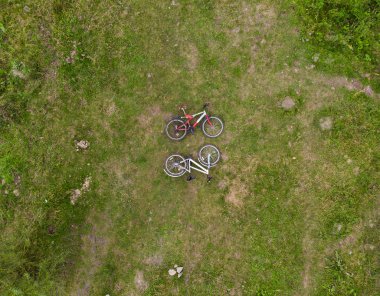 iki bisiklet çim. drone görünümünden aeral