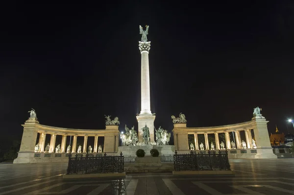 Place Des Héros Monument Aux Statues Budapest Hongrie Scène Nuit — Photo
