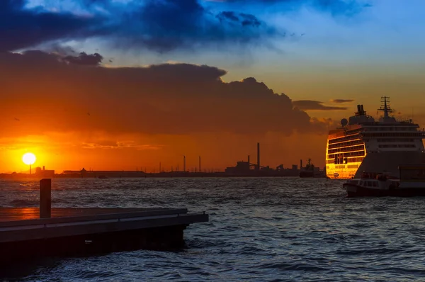 Sunset Sea Big Cruise Ship Venice Italy — Stock Photo, Image