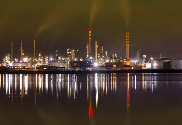 Olieraffinaderij Chemische Fabriek Nachts — Stockfoto