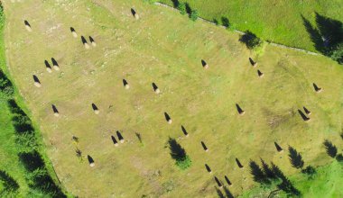 saman yığınları Romanya kırsalında havadan görünümü