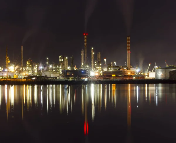 Olieraffinaderij Chemische Fabriek Nachts — Stockfoto