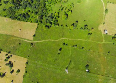 yol ve yeşil çayır. havadan görünümü