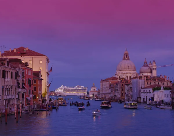 大運河 ヴェネツィアの夕日 バック グラウンドでイタリアの旅客船します — ストック写真