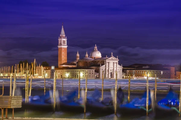 夜のヴェネツィアの街並み イタリア — ストック写真