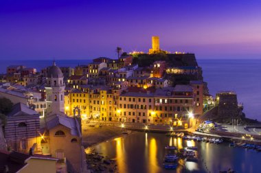 gün batımı sahne Deniz Sahil Vernazza, Cinque Terre yakınındaki. İtalya