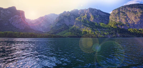 Lago Paisaje Montaña Con Efecto Destello Lente Añadido Del Sol —  Fotos de Stock