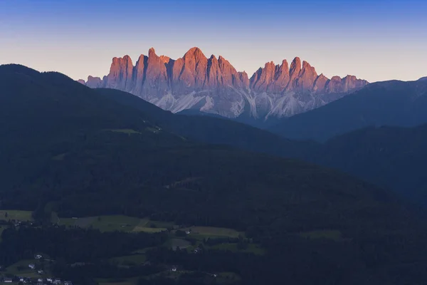 Montaña Roja Atardecer Paisaje Dolomitas Val Funes Italia —  Fotos de Stock