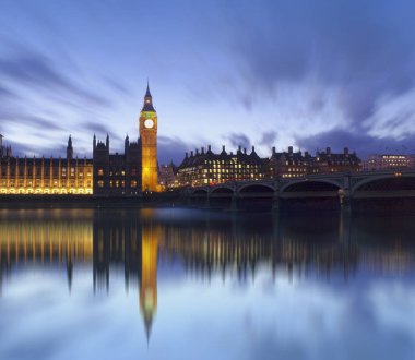 Big Ben'e ve Parlamento evi. Gece sahne Londra City