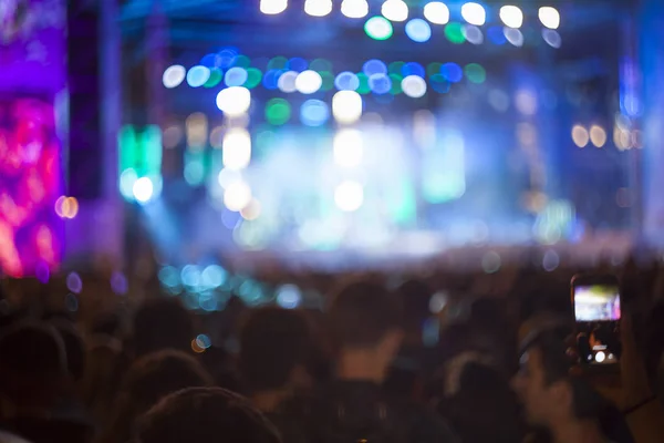 Defocused Kerumunan Orang Sebuah Konser Malam Atau Acara — Stok Foto