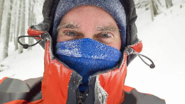 Fryst Man Porträtt Vinter Scen Fjällandskap — Stockfoto