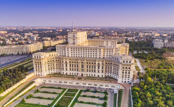 Parlamento Binası Insanların Bucharest City Gün Batımında Mavi Gökyüzü Ile — Stok fotoğraf