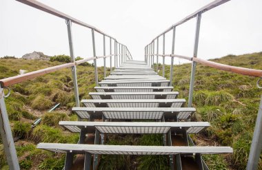 merdiven ya da dağ stairchase. Beyaz arka plan