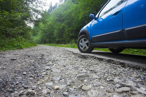 Wiel Van Auto Gebarsten Beschadigde Weg Het Bos — Stockfoto