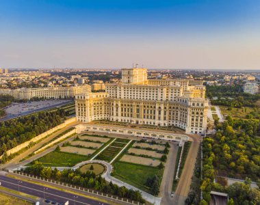 Parlamento Binası ya da insanların ev Bucharest City. Gün batımında havadan görünümü