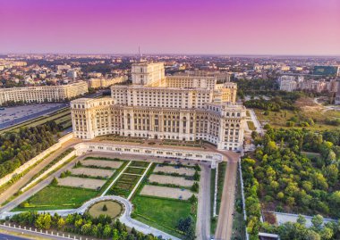Parlamento Binası ya da insanların ev Bucharest City. Soyut pembe gökyüzü gün batımında havadan görünümü