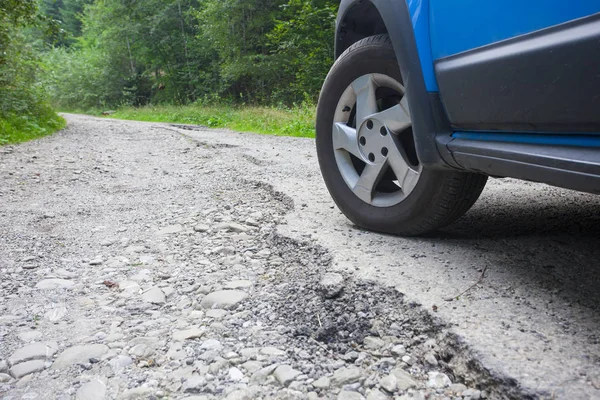 Roue Voiture Fissuré Route Endommagée Dans Forêt — Photo