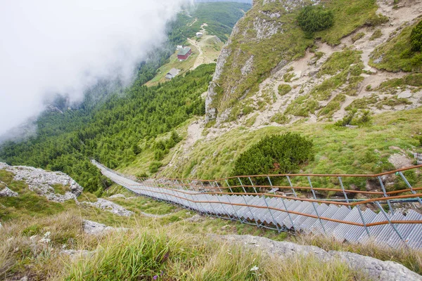 Ladder Met Trap Het Prachtige Berglandschap Ceahlau Toaca Roemenië — Stockfoto