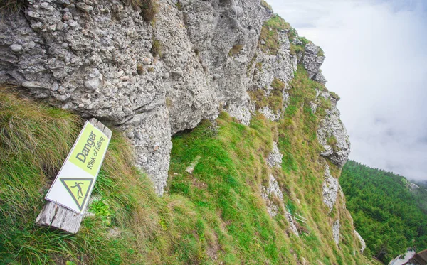 Fara Risken Att Falla Logga Bergslandskap — Stockfoto