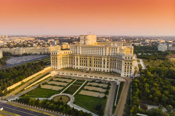 Parlamento Binası ya da insanların ev Bucharest City. Gün batımında havadan görünümü