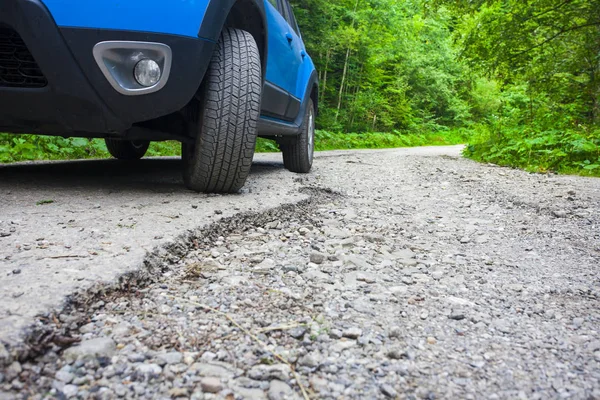 Ruota Auto Incrinato Strada Danneggiata Nella Foresta — Foto Stock