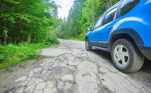 Auto Band Gebarsten Beschadigde Weg Het Bos — Stockfoto