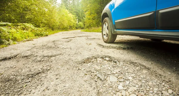 Ruota Auto Rotto Strada Danneggiata Nella Foresta Autunnale — Foto Stock