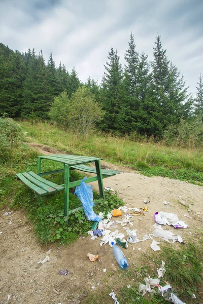 山地森林景观 自然或生态环境下长凳附近的垃圾和垃圾 — 图库照片