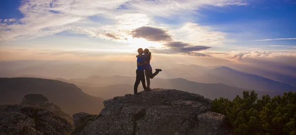 Man Vrouw Paar Zoenen Het Berglandschap Zonsondergang Silhouet — Stockfoto