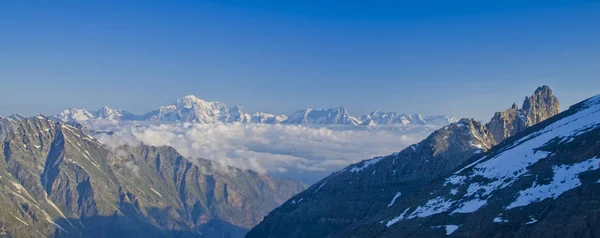 从意大利的奥斯塔山谷看山上的山丘 — 图库照片