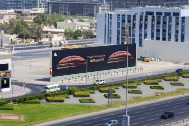 Dubai, Birleşik Arap Emirlikleri - 25 Eylül 2018: yeni Iphone X ve Xs reklam Dubai yollarında Satılık